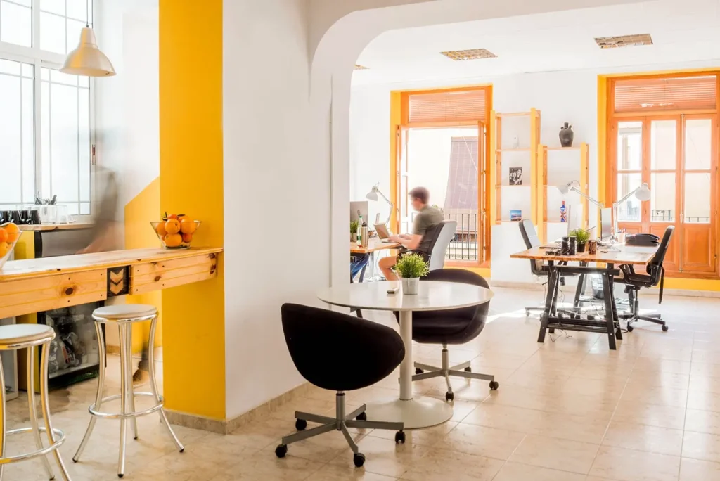 Sin-titulo-2-copia Coworker trabajando en Garage Coworking