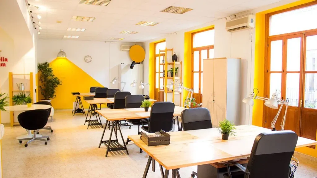 amplio-coworking-valencia-carmen-garage-1244x700-1 Acceso 24 y Luz natural espacio coworking