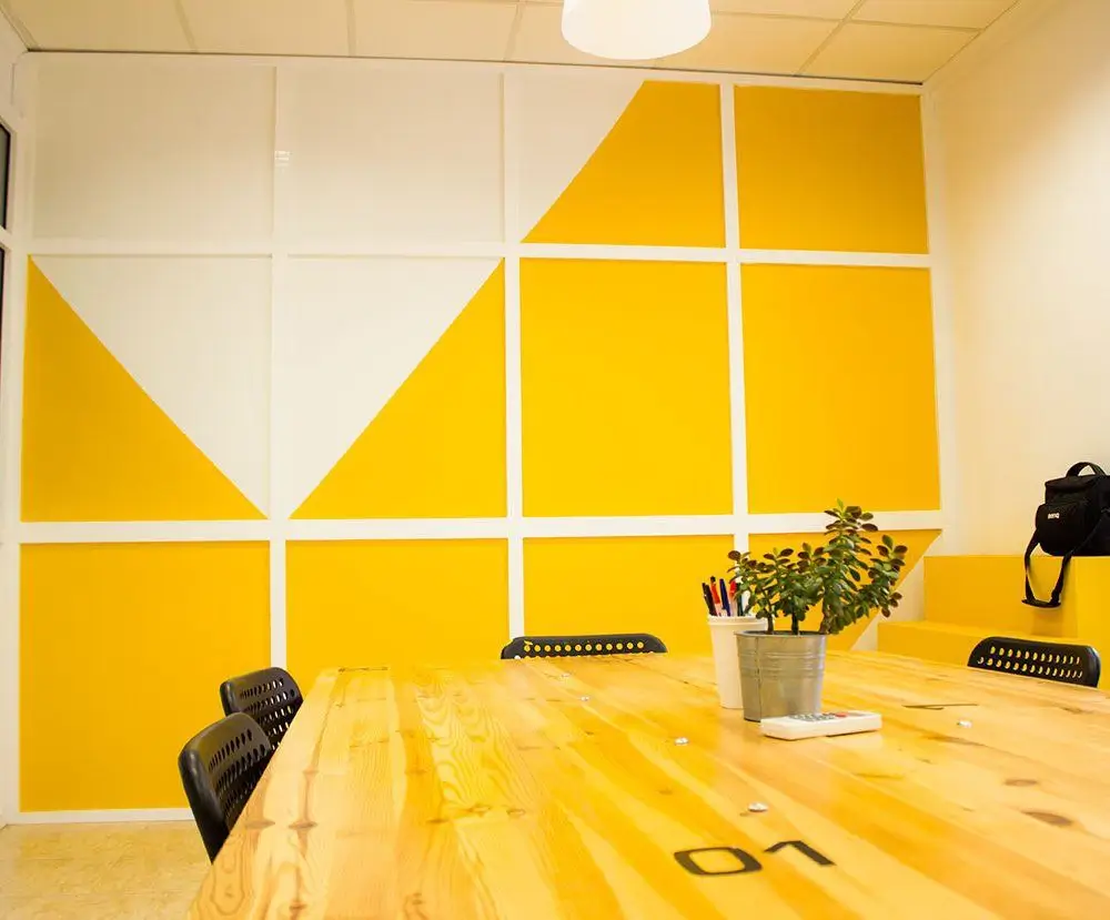 decoracion-reuniones-coworking-valencia-centro-garage-1000x829-1 Sala de reuniones Acceso 24h Coworking Internacional Rooftop Edificio Espacio Coworking Garage Coworking Vacaciones Autónomo Valencia Centro Espacio Coworking Central Valencia Barrio del Carmen